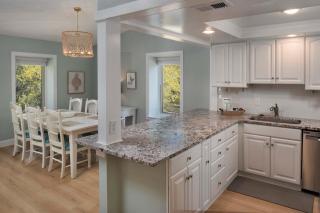2BR Bluff Villa w Balcony Walk to Salty Dog - 5