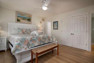 2BR Bluff Villa w Balcony Walk to Salty Dog - 6