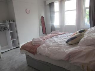 Beautiful 4 Bed Room Beach House Sea Views Garden - 3
