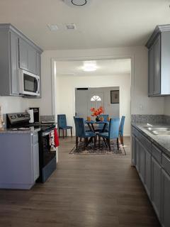 Peaceful Country Stay, Blue Home in Fresno - 9
