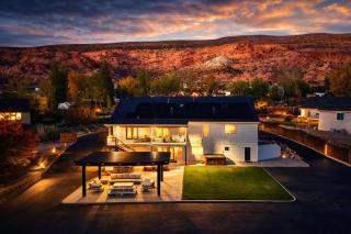 Exclusive Retreats Desert Dream Estate 10 Bedrooms Sleeps 35 - 0