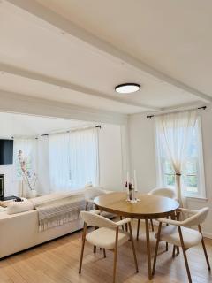 Walk to Beach! Hamptons Cottage with Hot Tub & Pool - 8