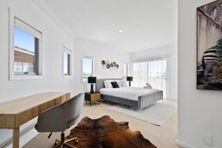 Luxury Mermaid Beach Pool 4 King Sleeps 10 - 7