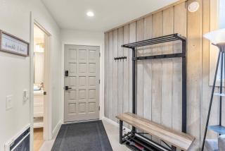 Chic Newly Remodeled 1BR & Loft w Balcony & Pool - 4