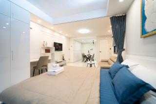 1BR Street-Facing Balcony - Heart of D1 - 4