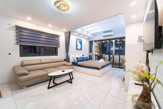 1BR Street-Facing Balcony - Heart of D1 - 5