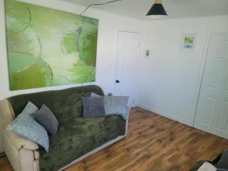 Downtown apartment next to highway netflix+wifi - 8