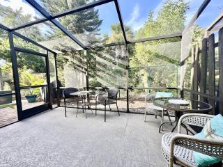 Ground-Floor Condo Walk to Beach - 7