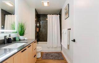 Luxury Waterfront View, Free Garage Parking & Excellent Location - 5