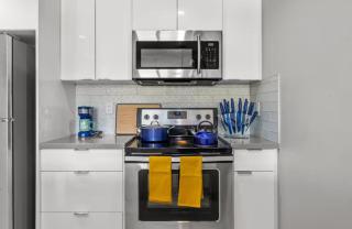 Stunning 1 Bedroom condo with riverview in Calgary - 2