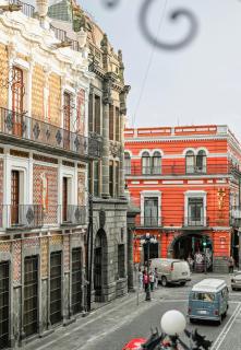 Vista en balcones a Casa Muñecos y Edif Francés - 9