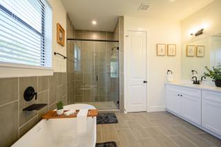 New Build Home-5 mins to Downtown-Sleep10 - 6
