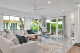 Sublime House On The Beach in The Charming South Sound - 0
