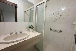 Private Lakefront Retreat in West Lakes - 6