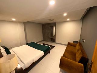 Private Suite with Private entrance - self check-in f-8 - private parking - 9