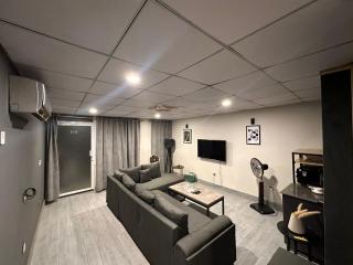 Private Suite with Private entrance - self check-in f-8 - private parking - 5