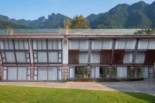 Yuezhu-Peak Clouds-Free pick-up service of 2 nights or more,Free Chinese-Western breakfast & coffee &self-laundry and drying,Attraction tickets sevice &english service - 9