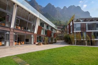 Yuezhu-Peak Clouds-Free pick-up service of 2 nights or more,Free Chinese-Western breakfast & coffee &self-laundry and drying,Attraction tickets sevice &english service - 7