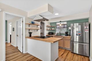 Charming Coastal Retreat Near the Beach - 7