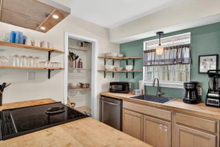 Charming Coastal Retreat Near the Beach - 5
