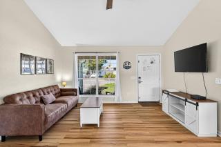 Charming Coastal Retreat Near the Beach - 4