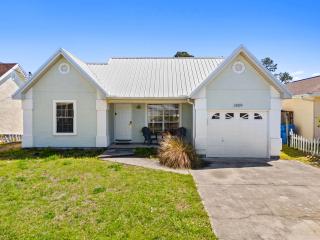 Charming Coastal Retreat Near the Beach - 3