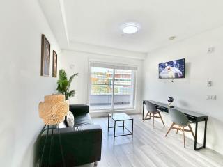 Downtown Condo near Vancouver Skytrain - 4