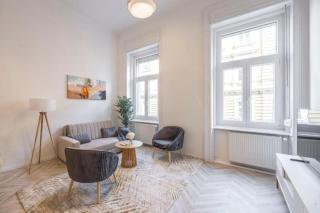 Bright Downtown Hideaway - Steps from Basilica - 9