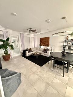 The Gallery House Curated Modern Stay - 3