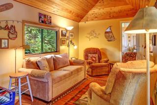 Lake Wenatchee Getaway - Lakefront Weekend Hideout Villa - 9