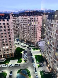 Просторная и стильная квартира с видом на горы - 2