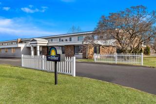 Days Inn by Wyndham Fond du Lac - 9