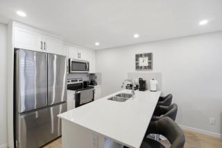 Livingston Haven - Modern 1BR Private Suite - 4
