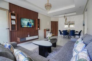 Modern 2BR Apartment Near Beach Free Parking Fast WiFi Balcony - 0