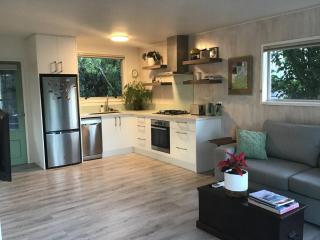The Coastal Nook - Cozy Picton Retreat - 4