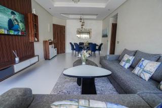 Modern 2BR Apartment Near Beach Free Parking Fast WiFi Balcony - 7