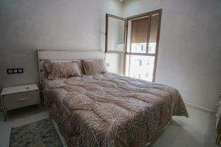 Modern 2BR Apartment Near Beach Free Parking Fast WiFi Balcony - 6