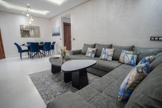 Modern 2BR Apartment Near Beach Free Parking Fast WiFi Balcony - 5