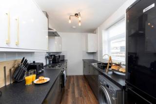 4BR Durham House Long Stays Welcome - 6