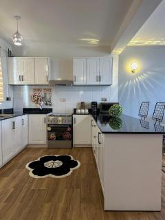 Vee Hotel & Furnished Apartments - 4