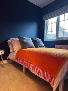 Stylish 3 Bed House, Free Parking, Near M53, Fast WiFi, Garden - 2