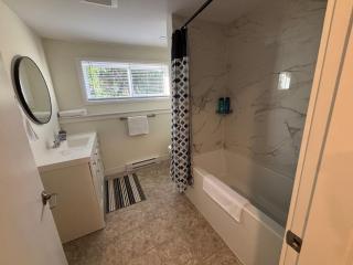 Private Guest Suite In Colwood - 1