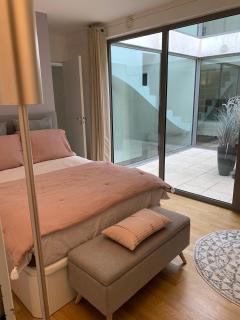 Chambre rose dans maison - 3