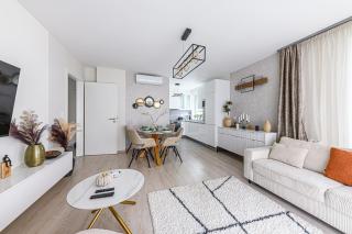 Parkwest Royale AC and Balcony with Paid parking - 8