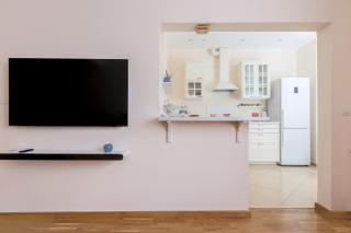 Charming Light-Filled 2BR Near Park and NDK - 6