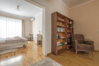 Charming Light-Filled 2BR Near Park and NDK - 3