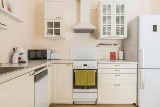 Charming Light-Filled 2BR Near Park and NDK - 6