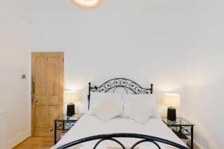 Unique 2BDR with private Patio in Battersea - 7
