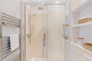 Unique 2BDR with private Patio in Battersea - 3