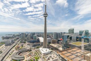 Unbeatable 53 Floor CN Tower view in the Heart of Toronto - 9